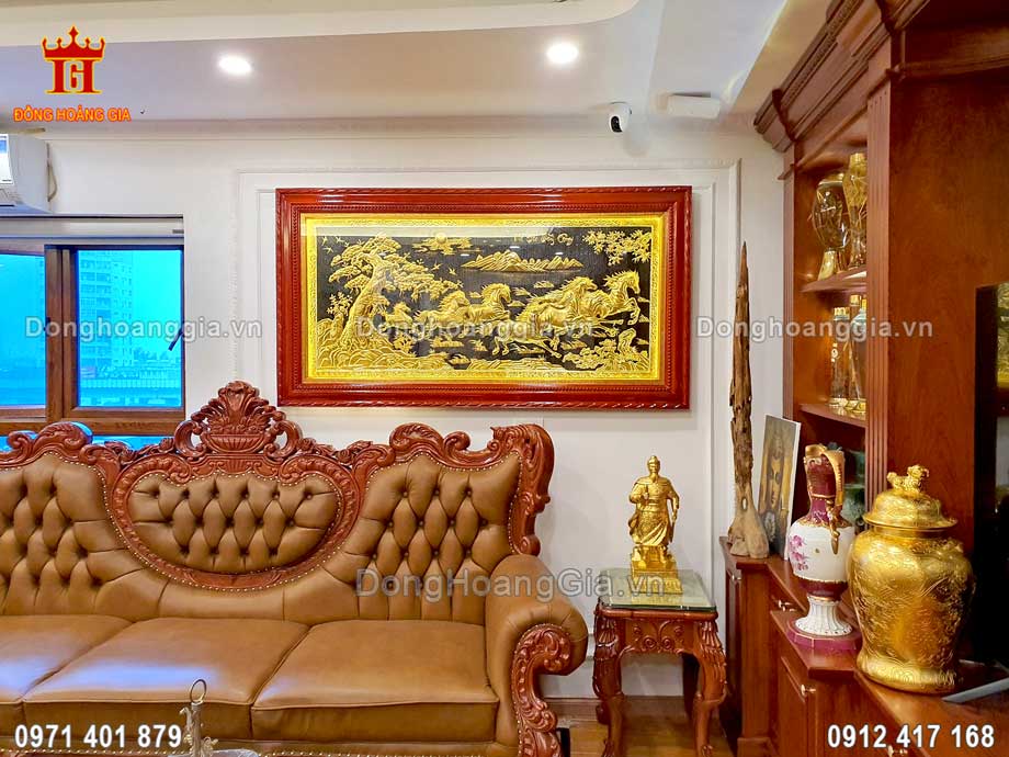 Bức tranh mã đáo thành công mạ vàng giúp tôn lên không gian phòng khách sang trọng